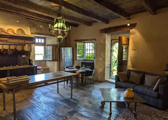 Ferienhaus Prieure Du Xveme Restaure, Jardin Clos De 2000 M², Piscine, Cheminee, Wifi Fibre, Proche Eglise - Fr-1-653-219