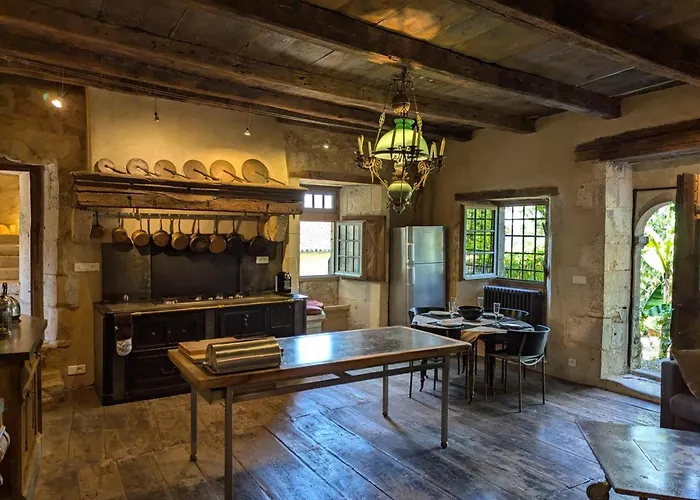 Ferienhaus Prieure Du Xveme Restaure, Jardin Clos De 2000 M², Piscine, Cheminee, Wifi Fibre, Proche Eglise - Fr-1-653-219